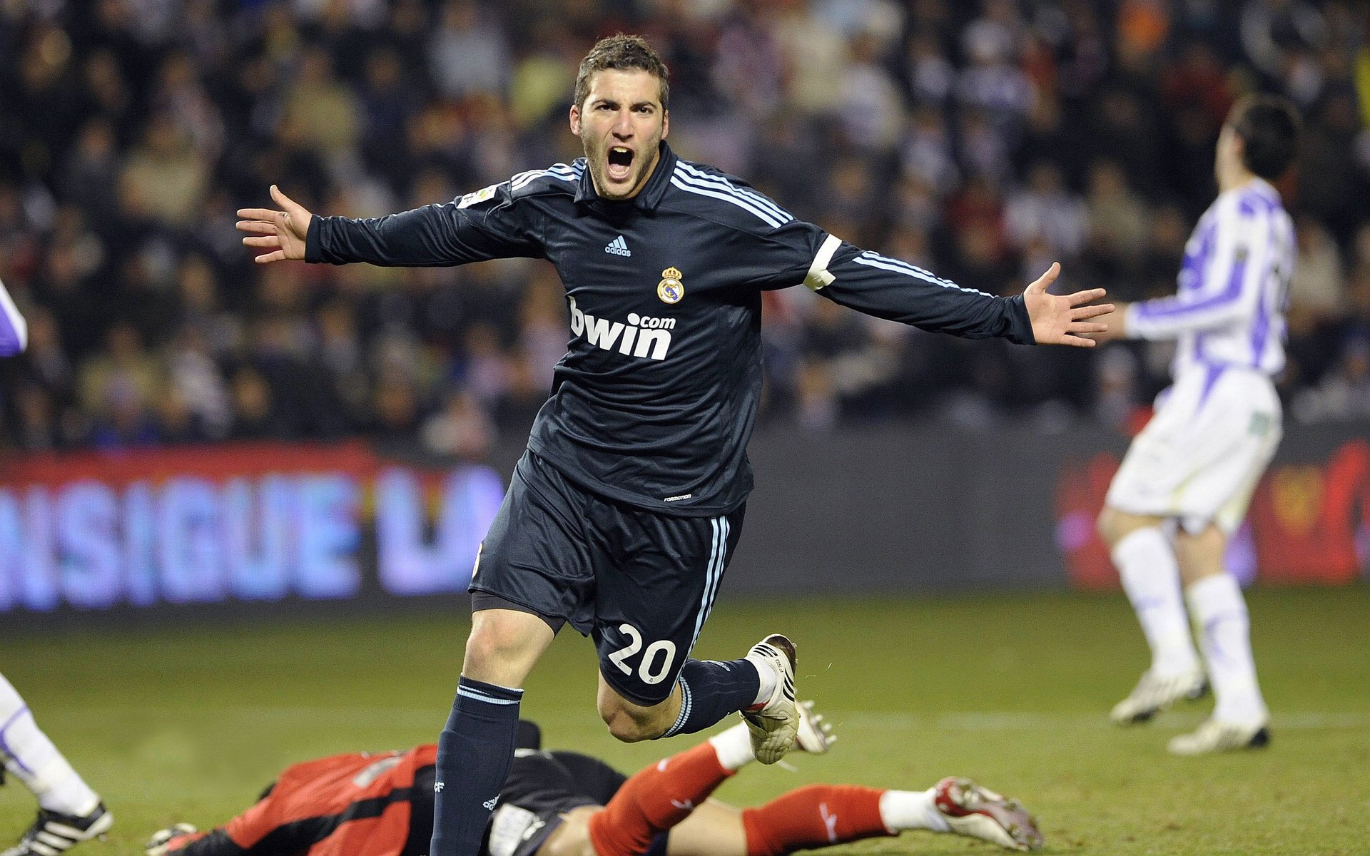 多米体育-大奖赛八强战激情夜！杜兰特里突外投，北京国安血战广东男篮  第1张